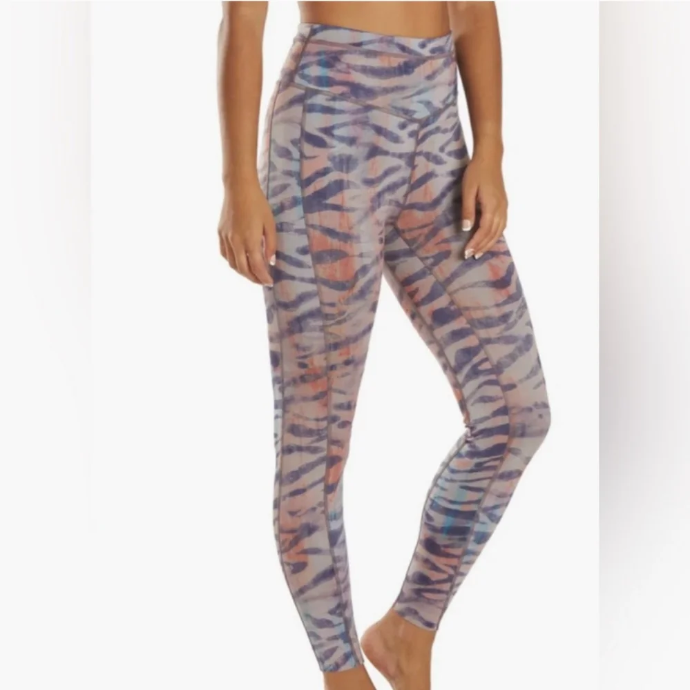 NWT FP Movement Beat The Heat Reversible Sports Bra & Leggings Set Tiger Combo - Picture 8 of 11